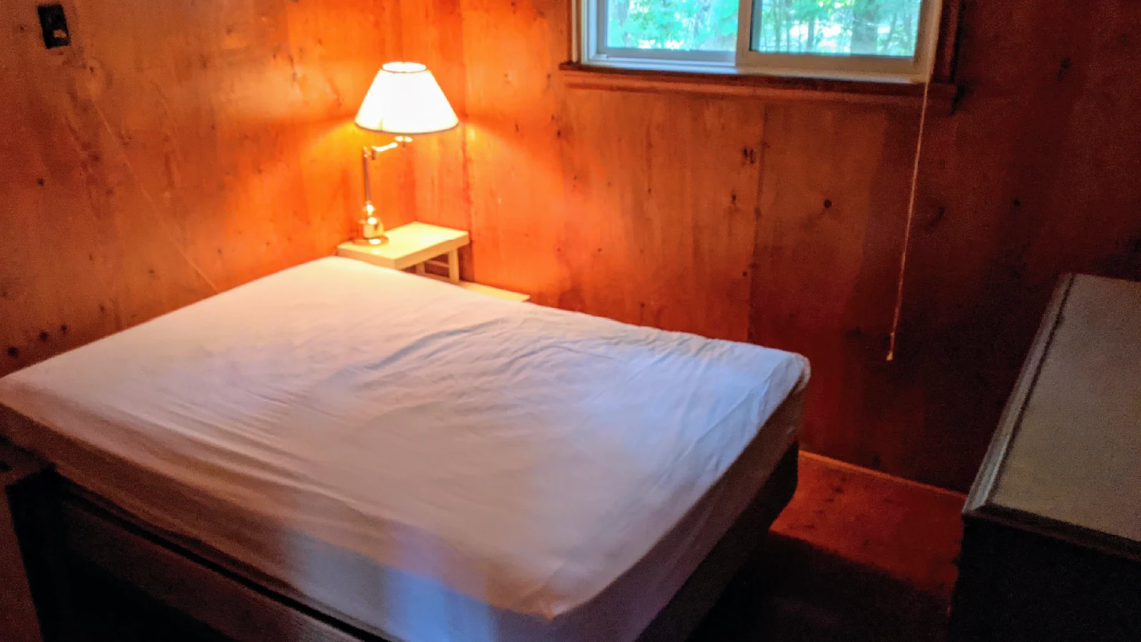 Pigeon-Lake-Resort-Cottage-twelve-second-bedroom-queen-size-bed